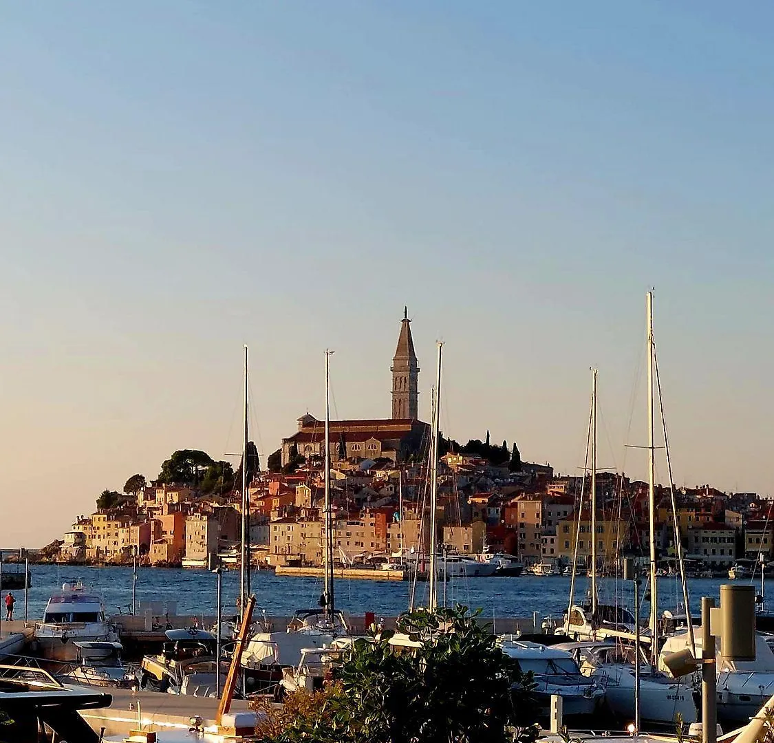 Mediterranes Apartment Nur 10 Gehminuten Zum Strand Mit Grossem Garten Rovinj